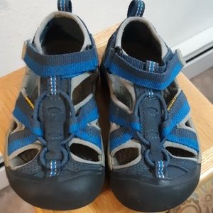 Boys size 10 keen sandals